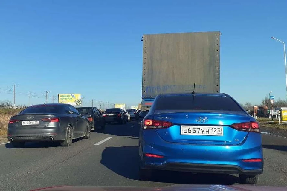 Водители жалуются, что движение на дороге практически нет.
