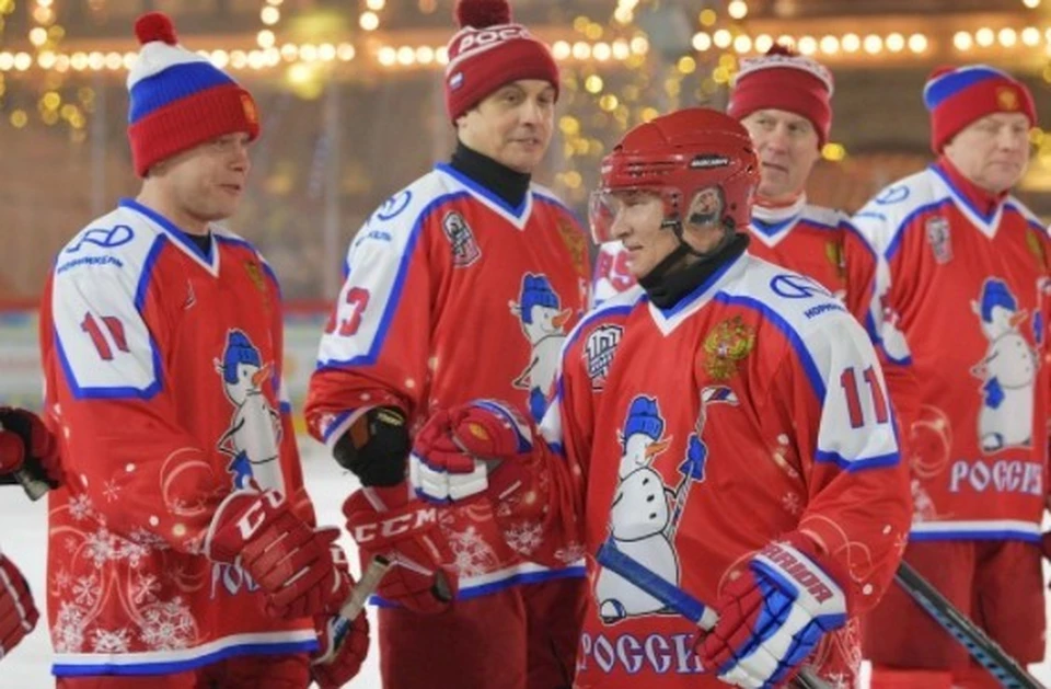 Песков прокомментировал возможность участия Путина в хоккейном матче на Красной площади