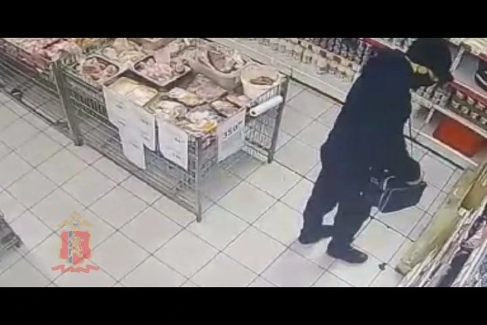 В Железногорске покупатель украл из магазина 17 банок красной икры. Стоп-кадр видео