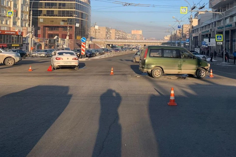 В результате аварии пострадала женщина. Фото: предоставлено ГИБДД по г. Новосибирску.