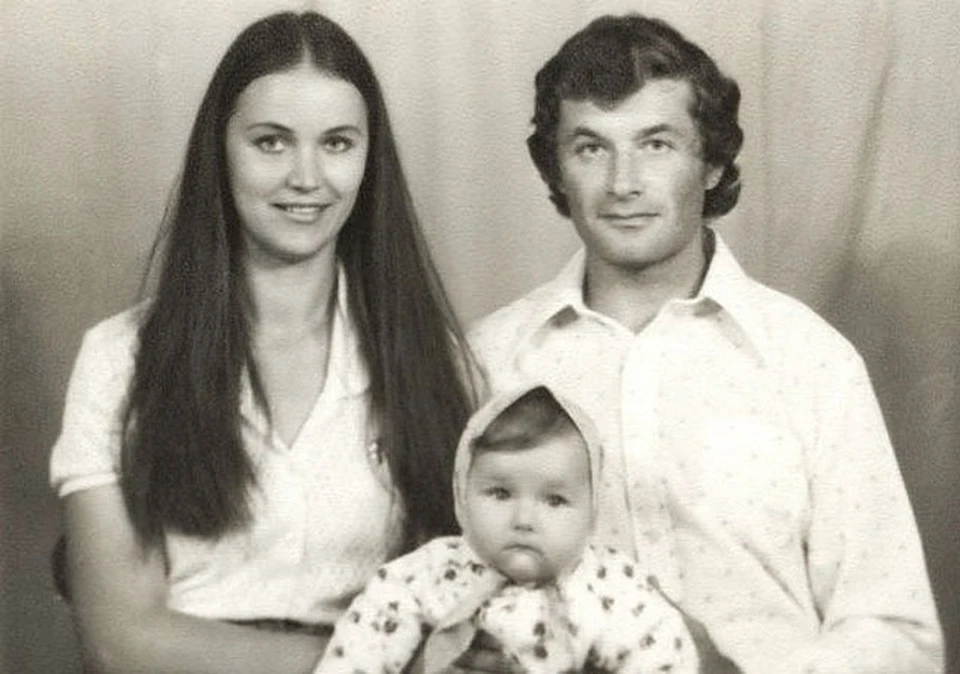 Маленькая Оксана Фёдорова с родителями