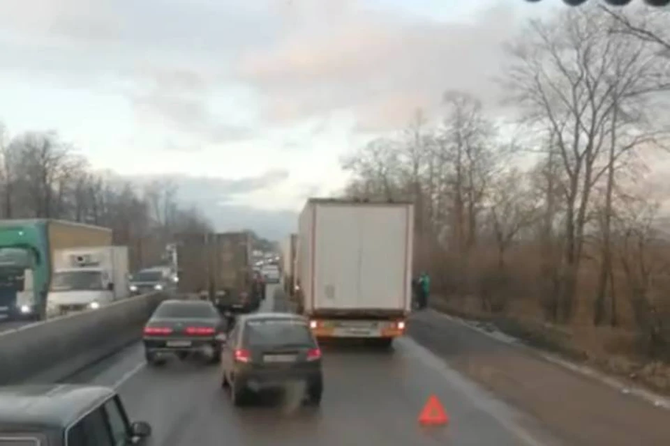 Московское шоссе встало в пробку из-за аварии с грузовиками