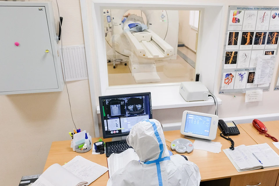 Санкт-Петербург. Медицинский работник делает компьютерную томографию (КТ) пациенту в Александровской больнице.
