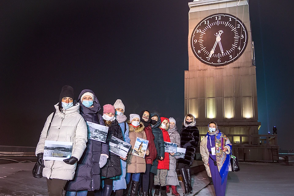 Для многодетных мам Красноярска устроили экскурсию на крышу городской мэрии. Фото: пресс-служба администрации города