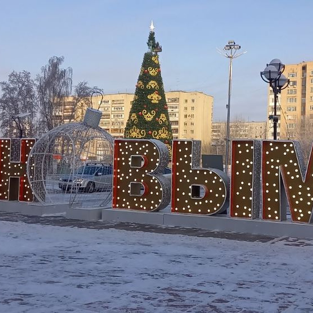 Засверкает всеми цветами радуги: Тюмень к Новому году украсят 47 елок -  KP.RU