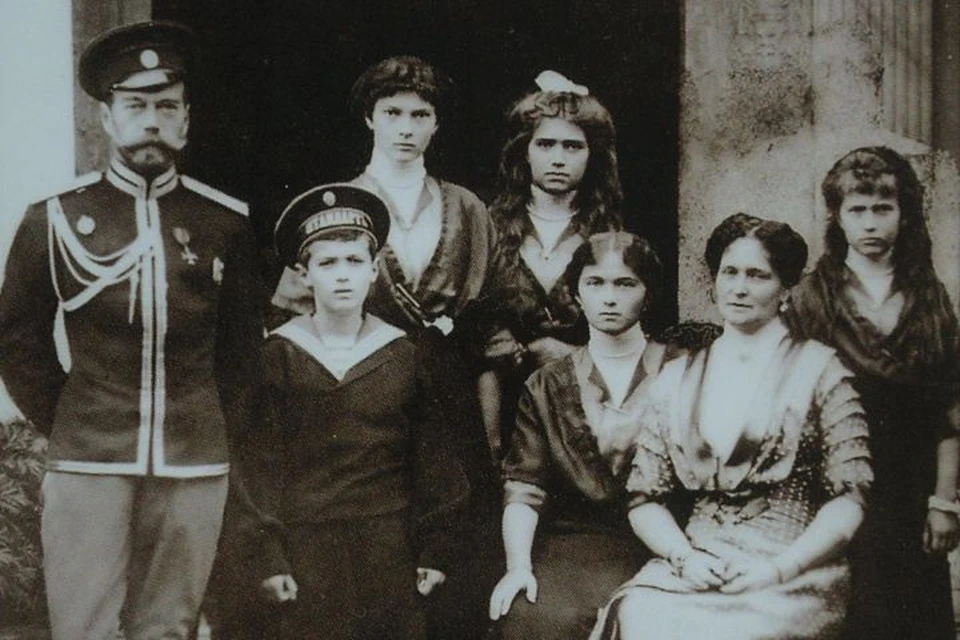 Николай II с родными незадолго до гибели. Фото: Государственный архив