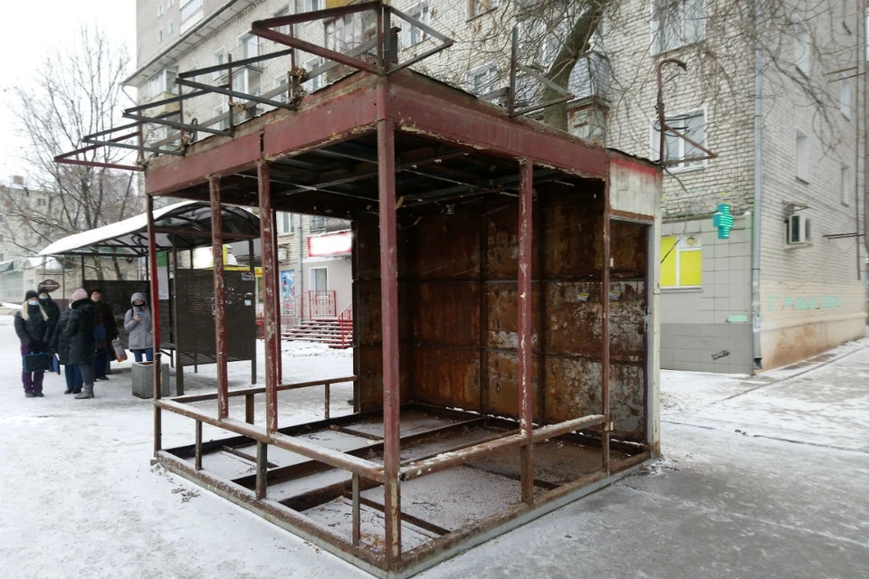 От киоска «Роспечати» у дома 78 на улице Воровского осталась только железная конструкция.