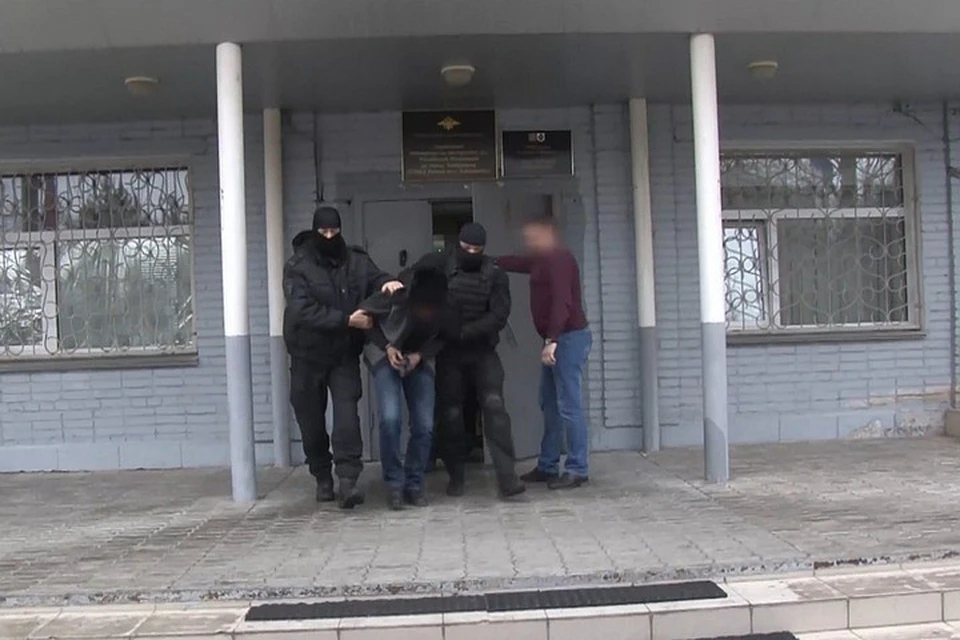 Сотрудники полиции задержали подозреваемого у него дома ФОТО: СУСК по Хабаровскому краю