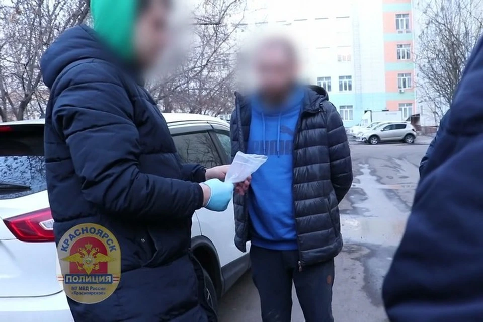 Житель Красноярска хранил в холодильнике полкилограмма наркотиков. Стоп-кадр видео