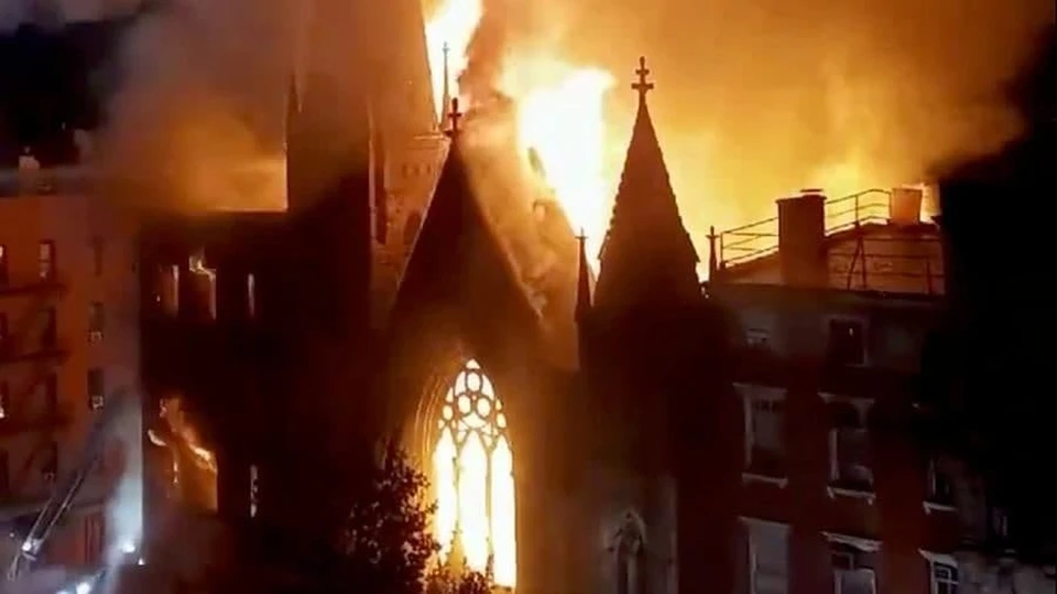 Церковь XIX века сгорела при крупном пожаре в Нью-Йорке. Фото: скрин видео