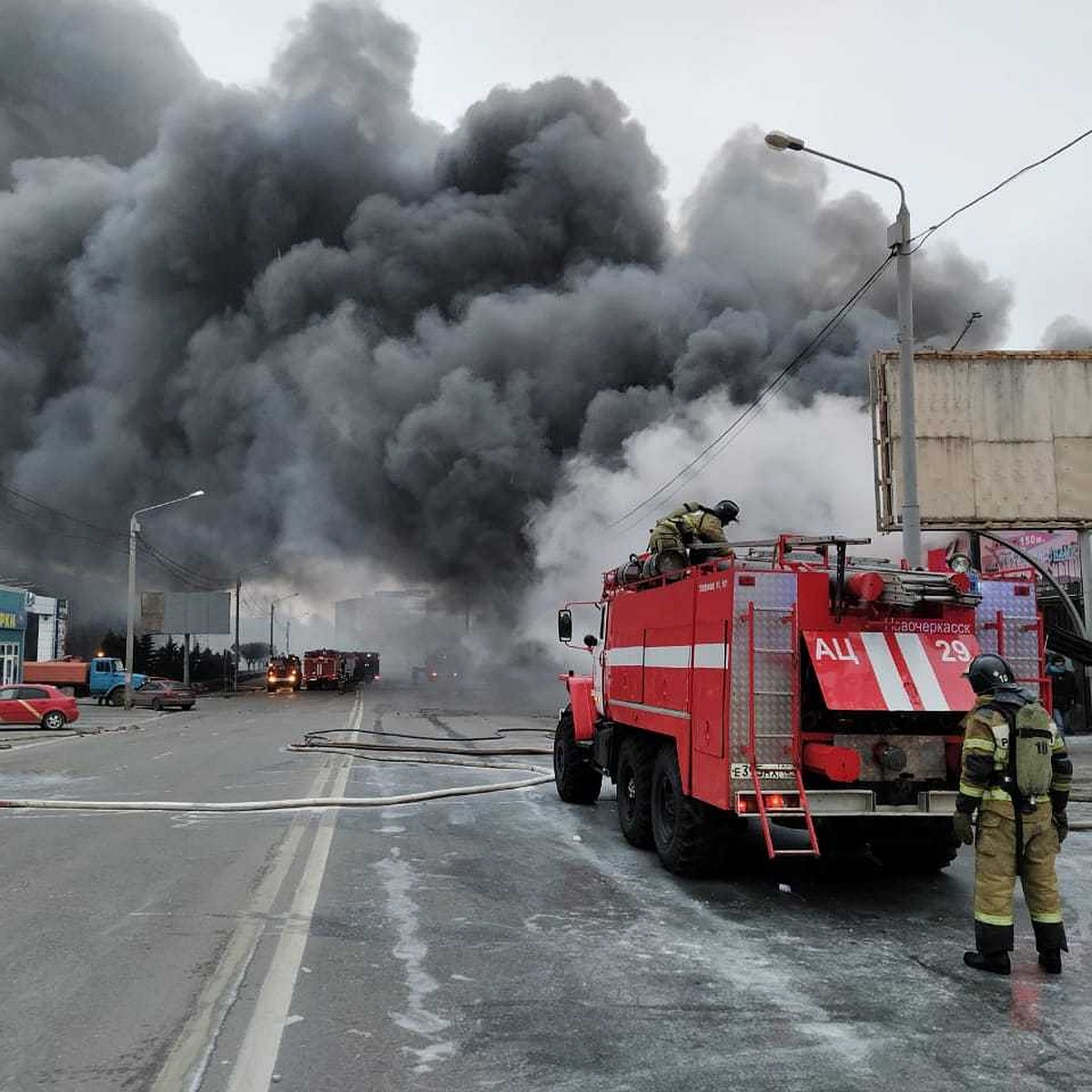 Пожар на рынке в Ростове-на-Дону 6 декабря 2020: горит павильон с  пиротехникой - KP.RU