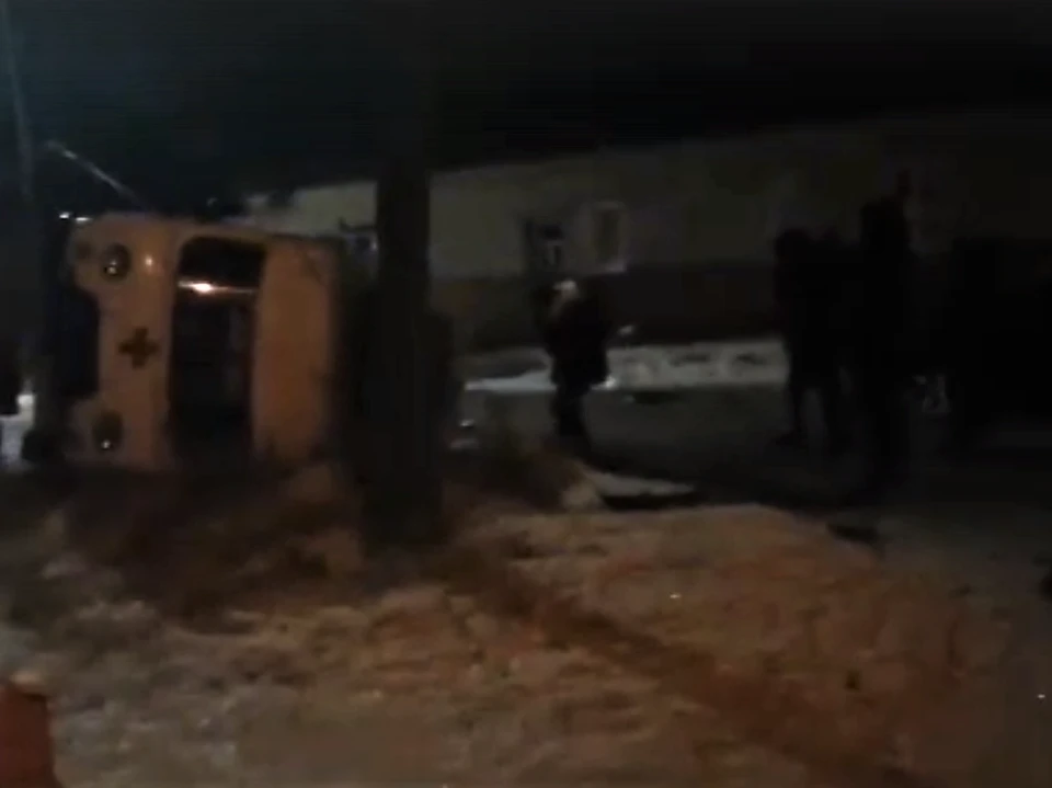Автомобиль скорой помощи оказался на боку после ДТП. Кадр из видео Егора Кудряшова