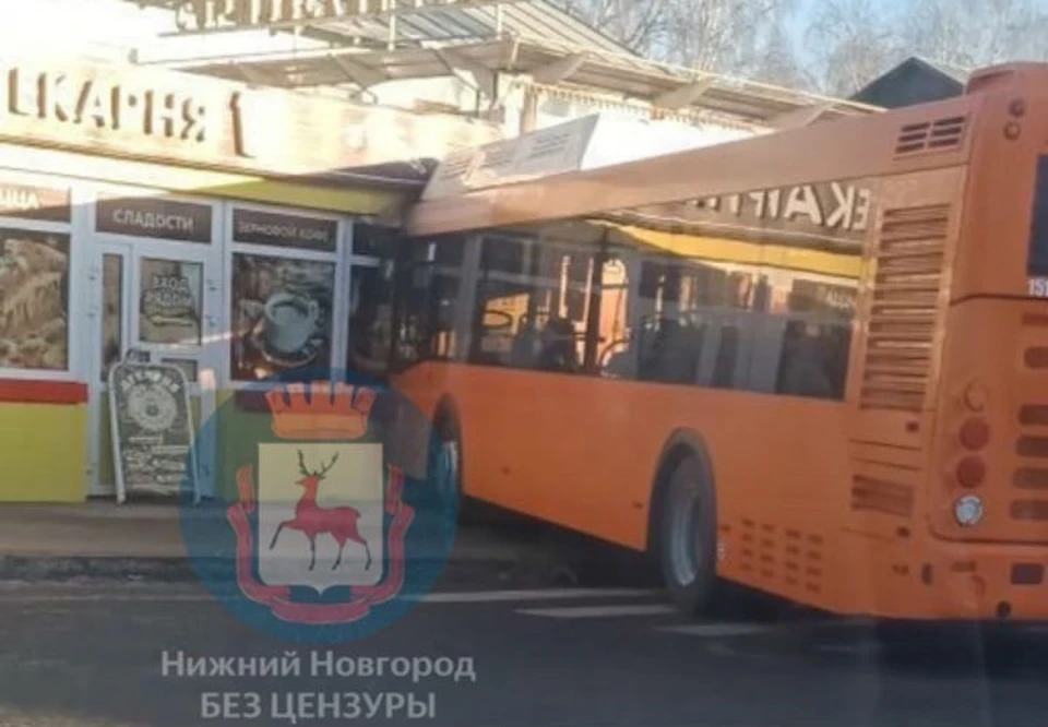 Автобус в Нижнем Новгороде задавил своего же водителя. ФОТО: "Нижний Новгород. Без цензуры".