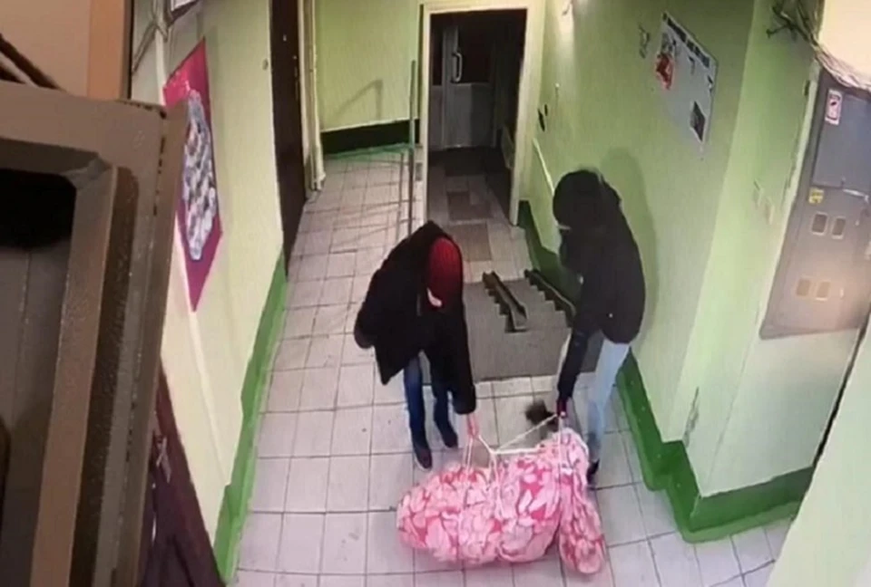 Пенсионерка не хотела сознаваться в преступлении, но после того, как ей показали записи с камер наблюдения, женщина поняла, что отпираться бессмысленно. Фото: УМВД по Екатеринбургу