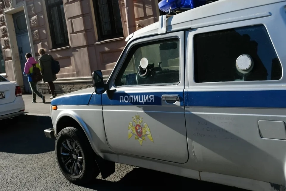 Бомж украл флаг со здания суда в Санкт-Петербурге.