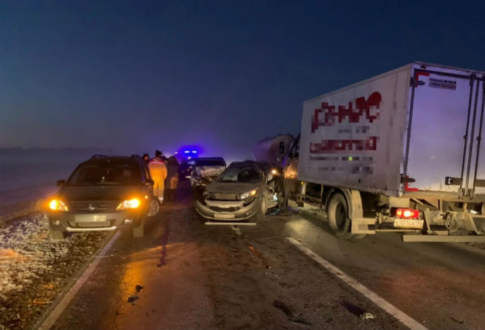 Десять автомобилей столкнулись на трассе под Нижним Новгородом.