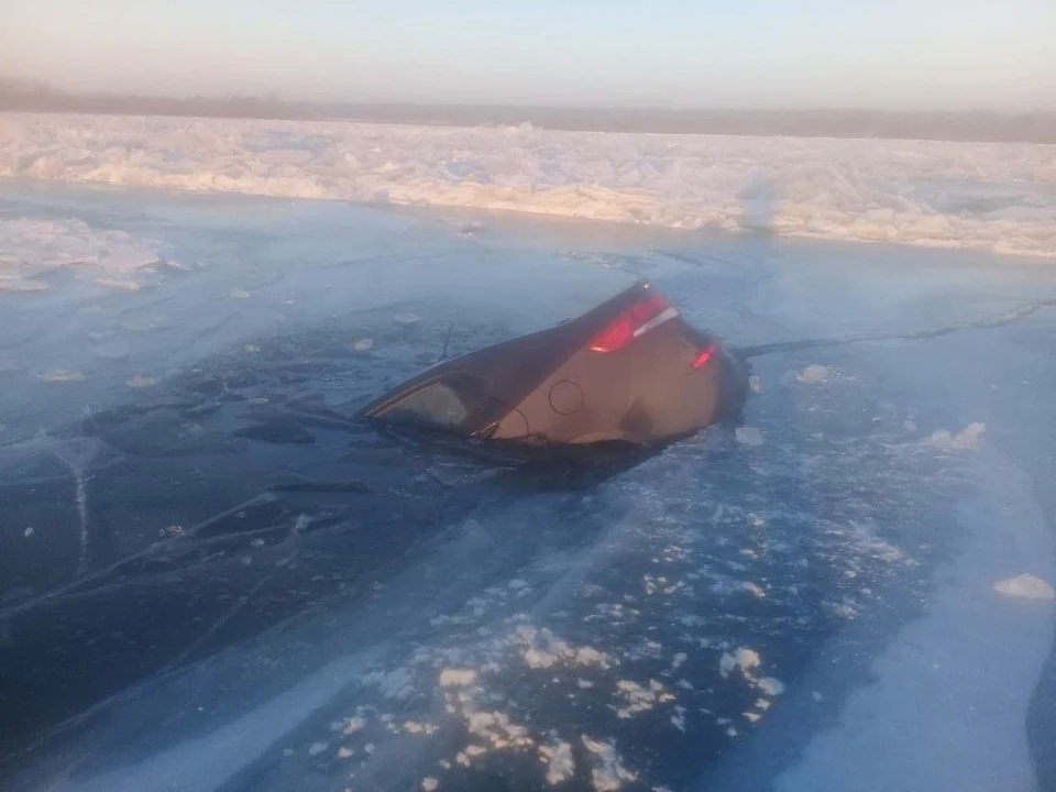 Машина с людьми провалилась под лёд в Нижегородской области