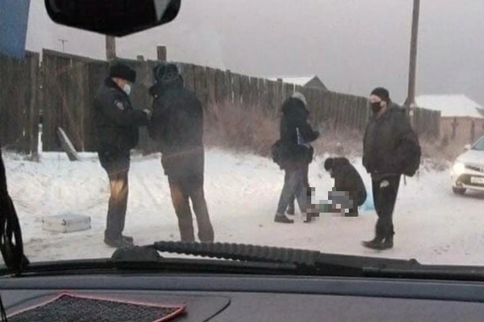 Девочка лежала прямо на дороге Фото: соцсети