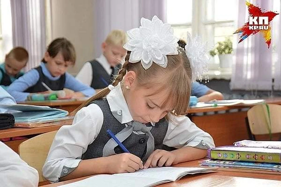 Обыкновенная школа. В 5 лет в школу можно. Дети за партой. Нсоко в школе. Школьная форма 2022-2023.