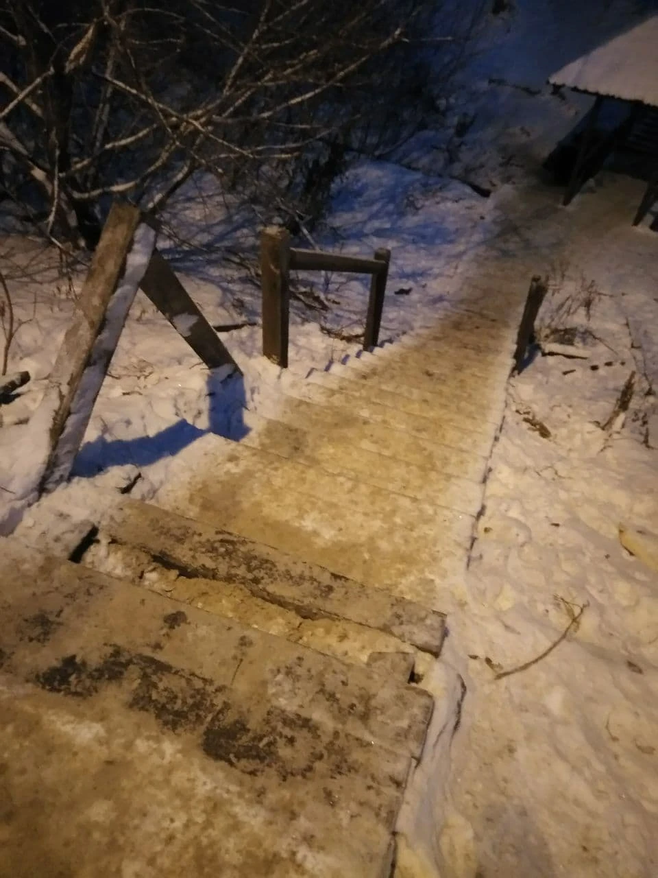 Жителей города беспокоит состояние лестницы, которая ведет к роднику в сквере Драгунова Фото: Татьяна Бускина
