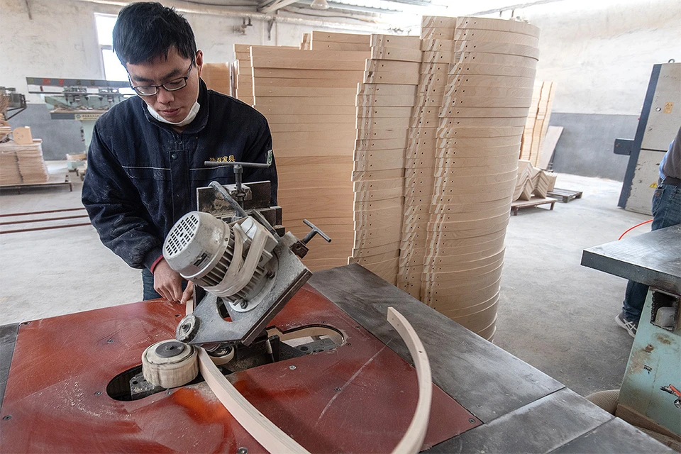 Изготовление мебели из российского леса на фабрике в Китае.