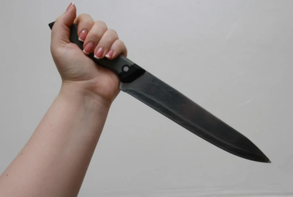 Женщина машинально вскинула руку с ножом и попала в артерию