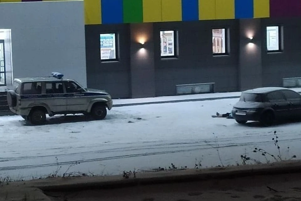 Труп молодого мужчины рядом с машиной нашли в Смоленске. Фото: "Подслушано Смоленск", ВКонтакте.