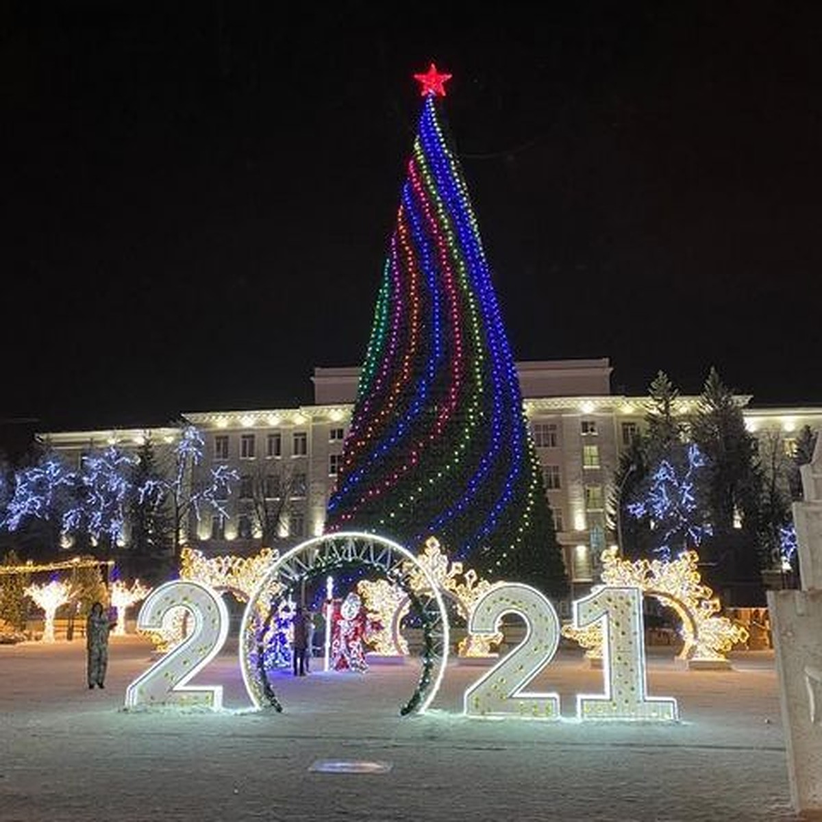 На Советской площади в Уфе зажгли новую пиксельную елку за 12 млн рублей -  KP.RU