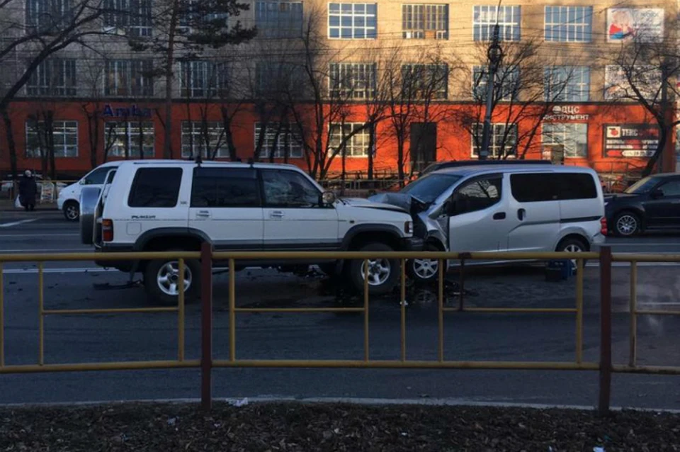 В тройной аварии в Хабаровске пострадал водитель