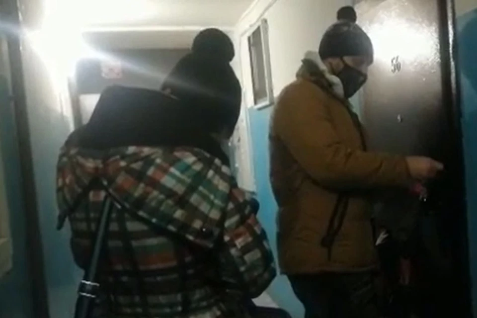 Никита Агапкин прячется от журналистов. Фото: скриншот из видео.