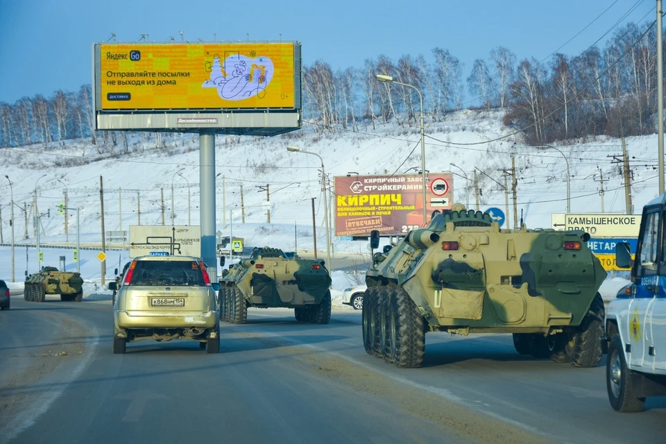 Бронетранспортеры ехали по Большевисткой улице.