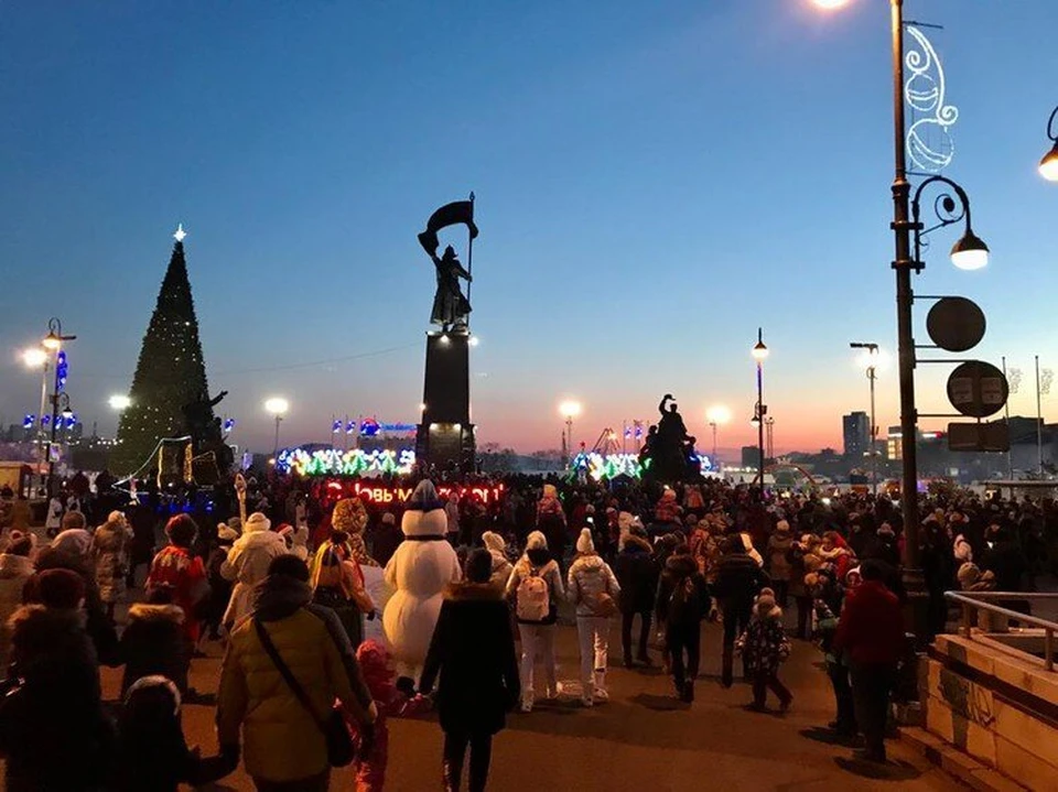 Мероприятия во владивостоке. Владивосток новый год. Елка в центре Владивостока 2021. Новогодняя ёлка в центре Владивостока 2021. Владивосток мероприятия на новый год.