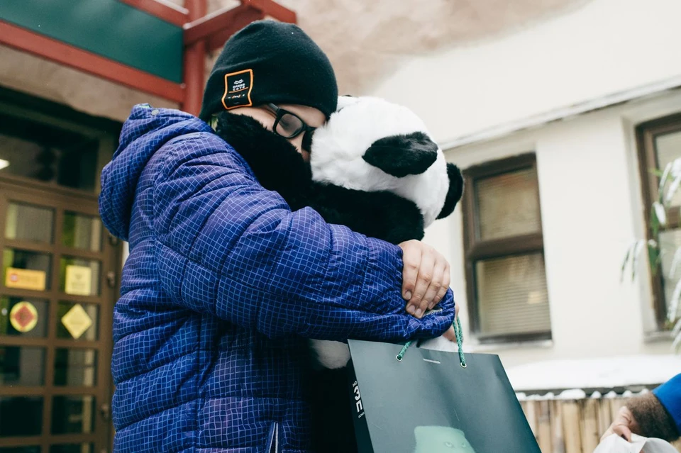 Мальчик Саша из Тулы обнял панду, но плюшевую. Так безопаснее. Фото предоставлено пресс-службой акции «Мы вместе».