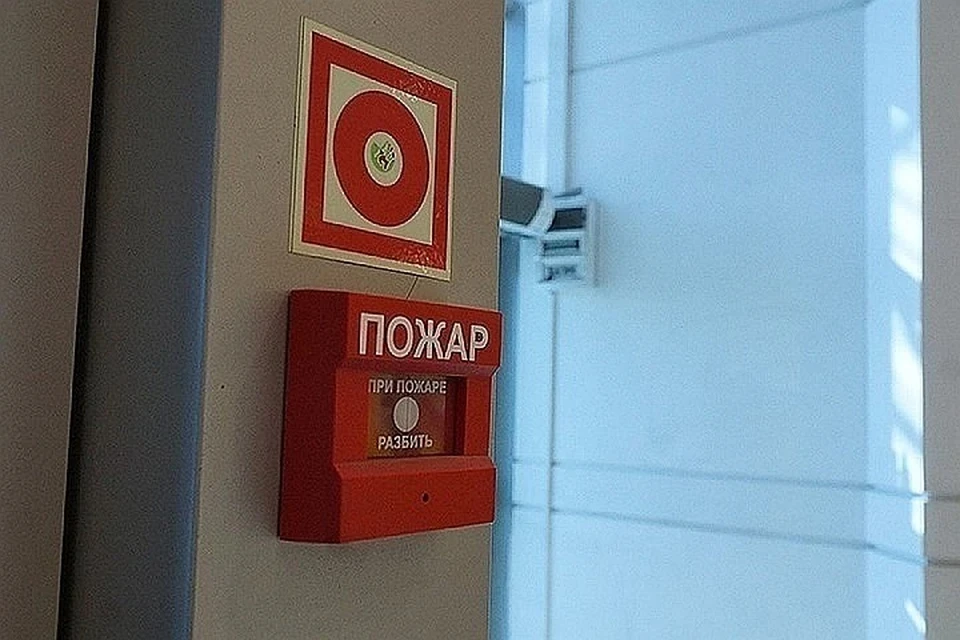 Когда произошла эвакуация посетителей еще не было внутри.