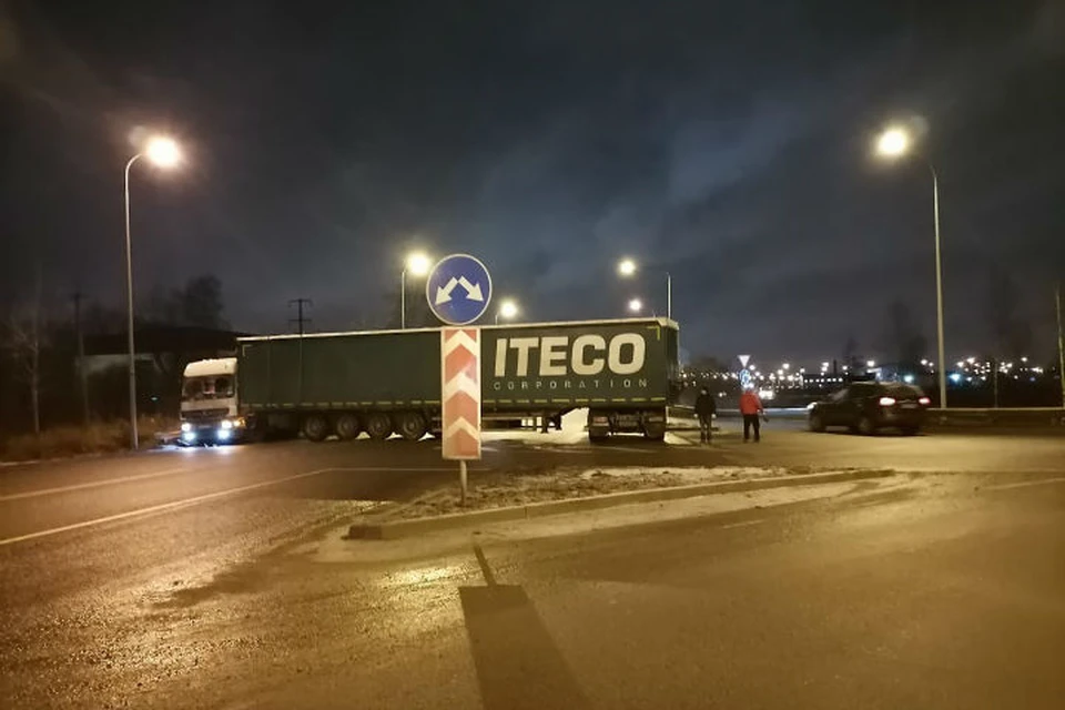 Дорожники убрали фуру, перегородившую дорогу во Всеволожск на 5 часов / Фото: Дорожный комитет Ленобласти