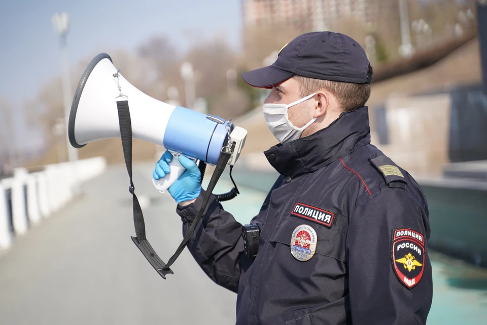 Кроме того, полицейские периодически ездят по улицам и оповещают омичей о необходимости носить маски.