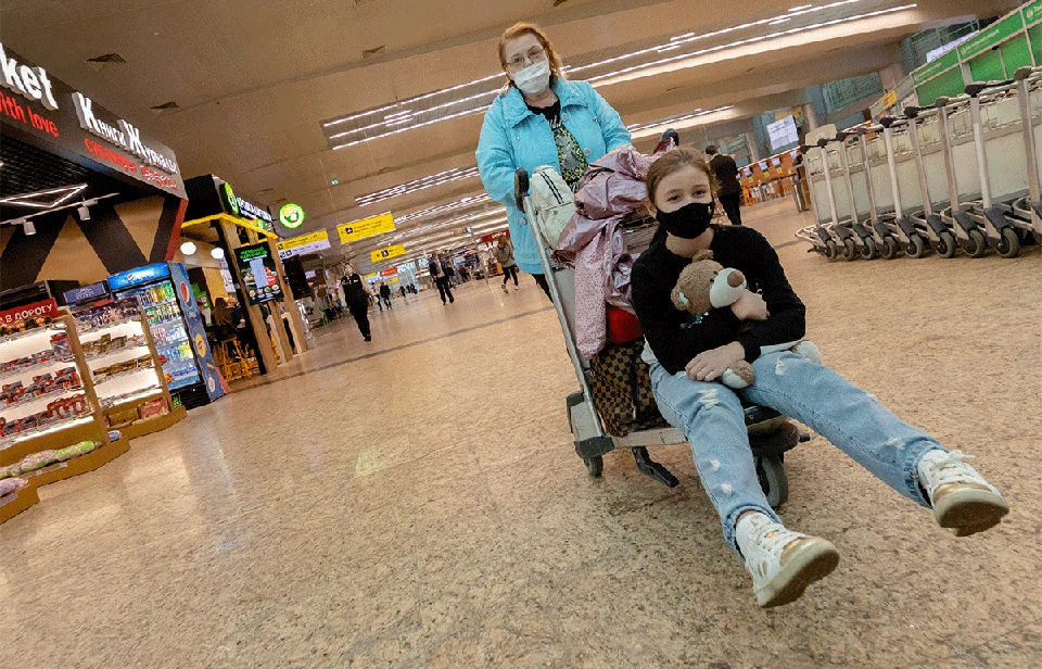 Авиапассажиры в столичном аэропорту "Шереметьево".