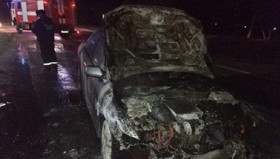 Вечером 22 декабря под Симферополем горела легковушка. Фото: пресс-служба Главного управления МЧС по РК