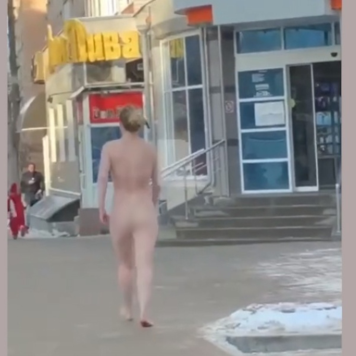 Полиция нашла девушку, голой разгуливающей по Рязани, и одела ее - KP.RU