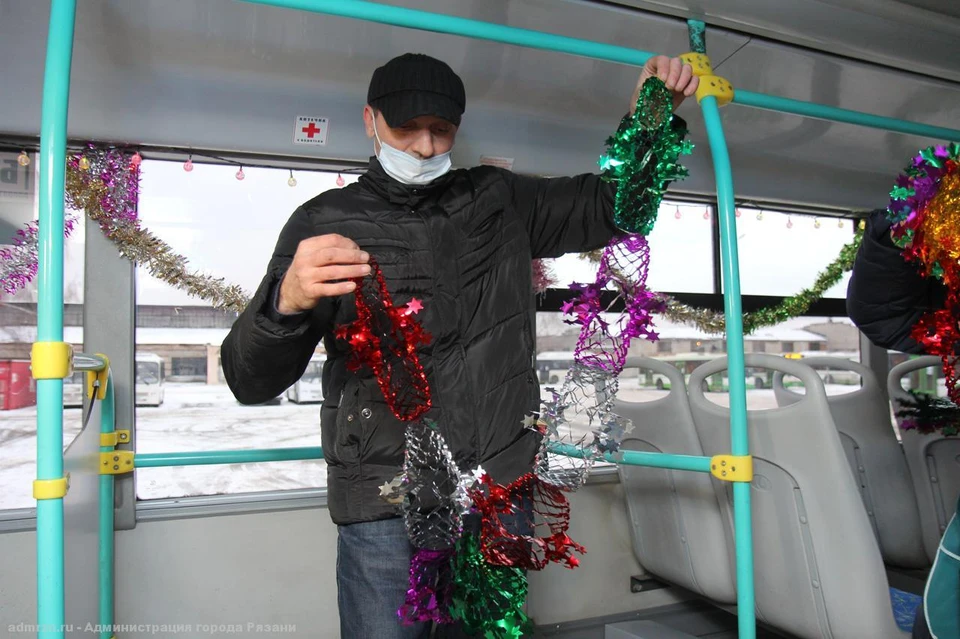 Рязанский транспорт уже начали украшать к новогодним праздникам.