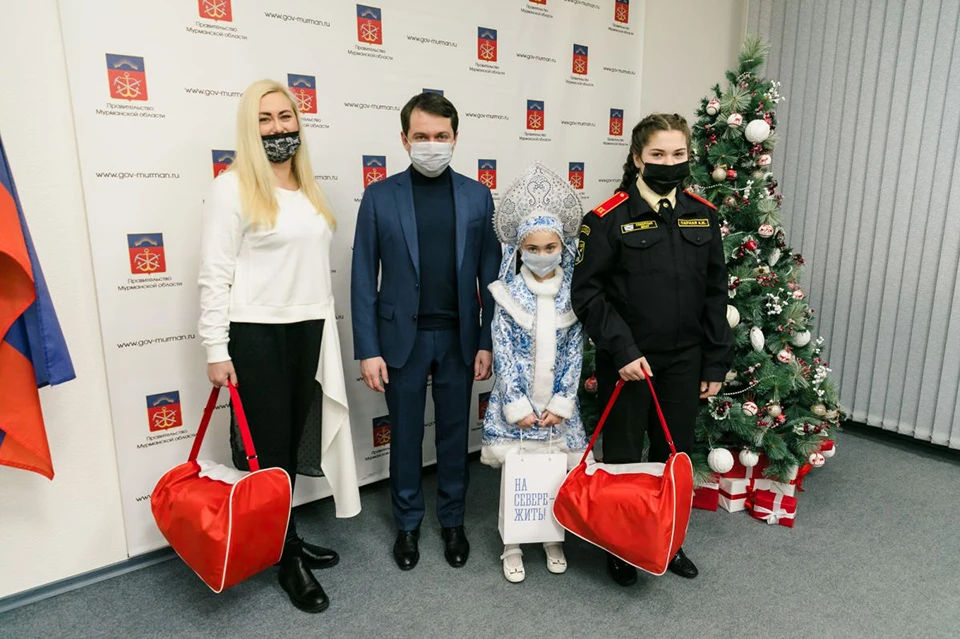 Северяне с детьми пришли в правительство региона, где смогли поговорить с главой региона и получили подарки. Фото: Правительство Мурманской области.