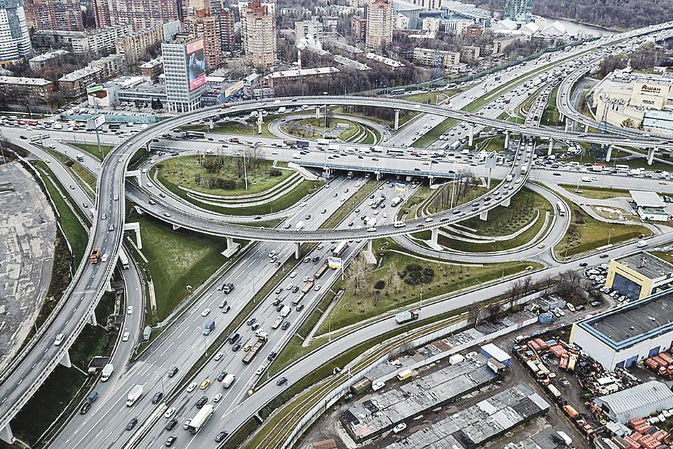Благодаря строительству новых трасс, развязок и дорожной инфраструктуры Москва становится не только красивой, но и удобной. Фото: Агентство городских новостей «Москва»