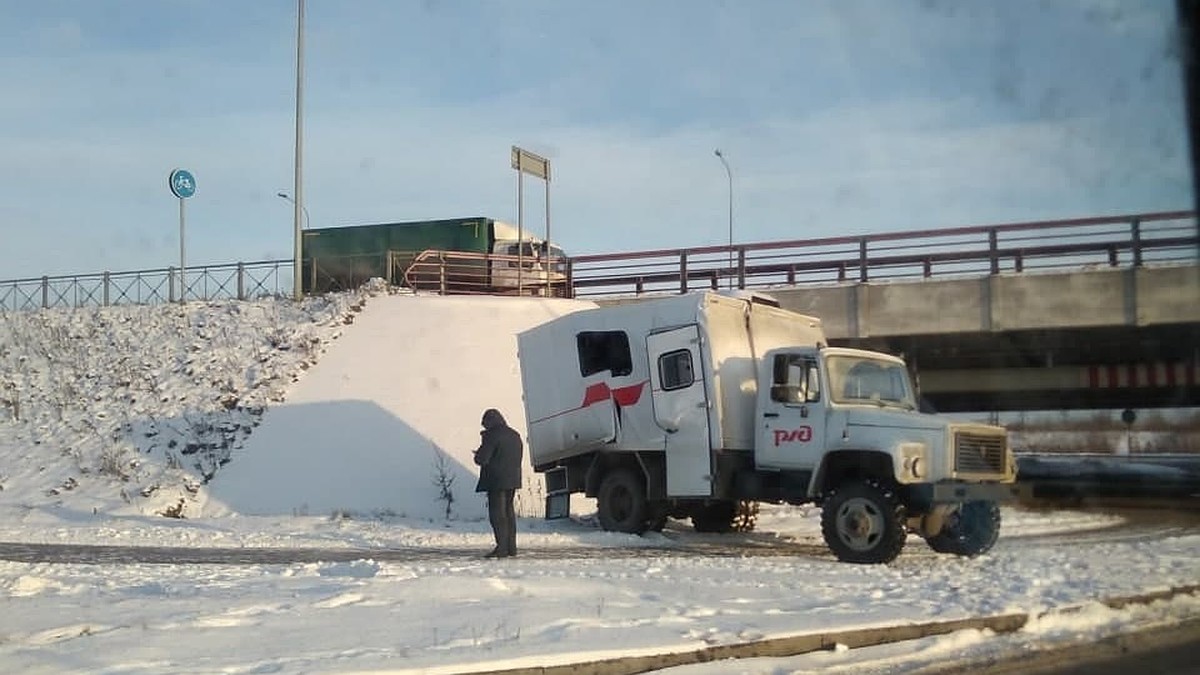 Грузовик РЖД разбился о Мост глупости и стал 197-м в общем зачете - KP.RU