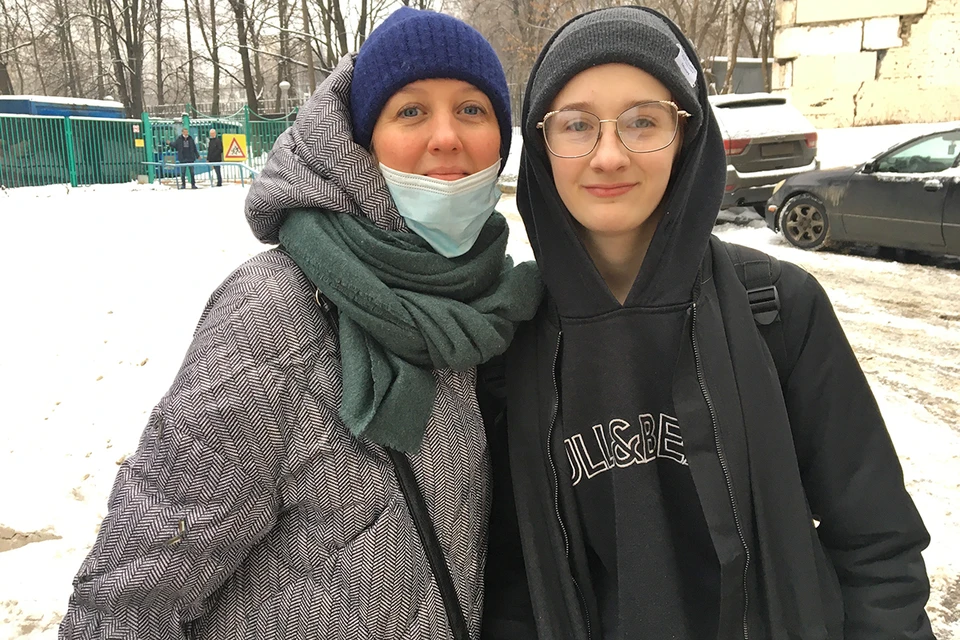 Диане (справа) впервые с ноября 2019-го разрешили хотя бы на время вернуться домой, к маме.