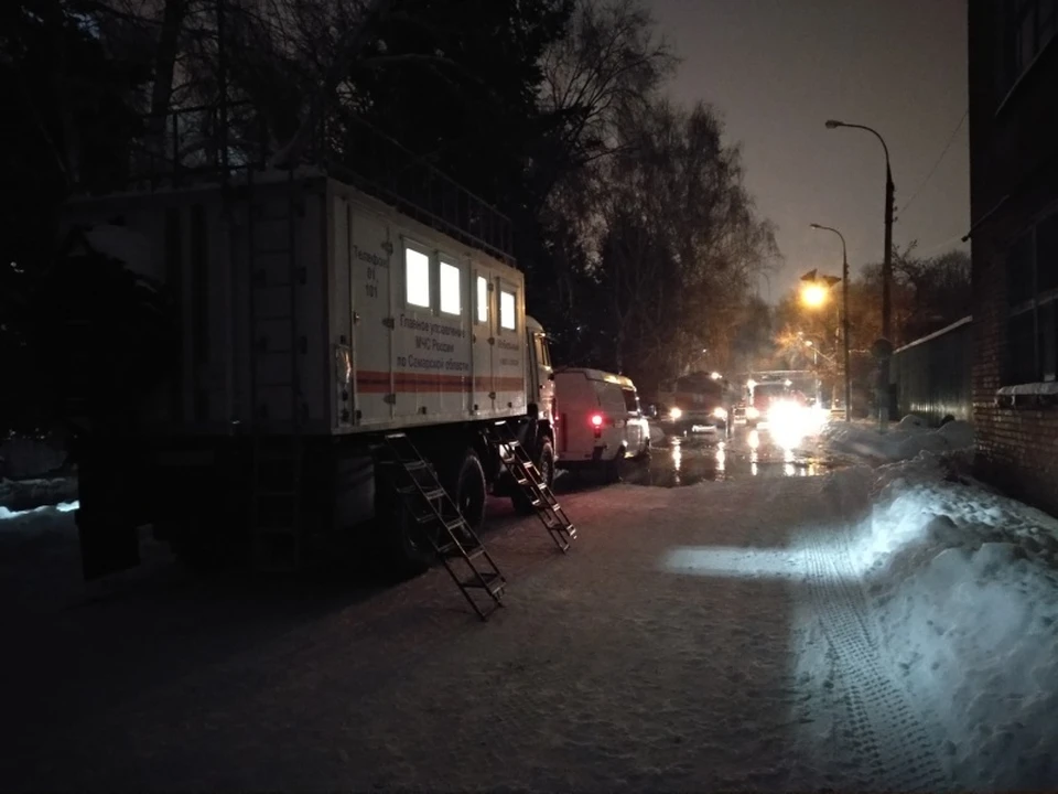 В Самаре продолжают ликвидировать пожар на территории недействующего завода