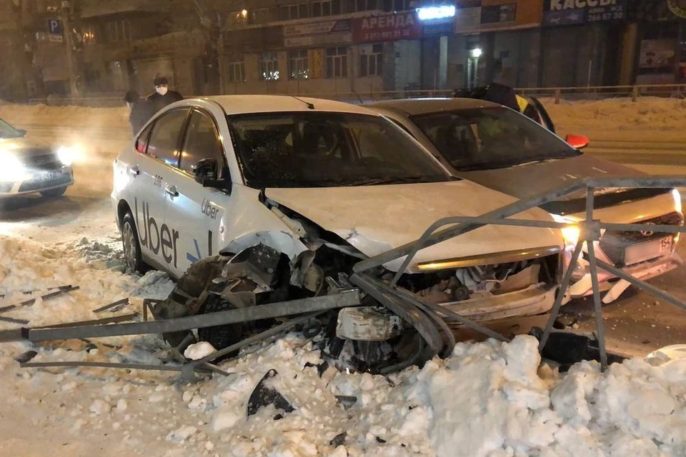 Одну из машин от удара отбросило в металлический забор. Фото: Новосибирская служба эвакуации «АСТ-54».