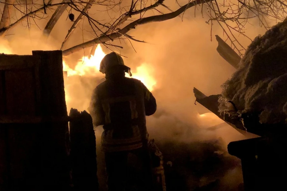 Пожарным потребовалось несколько часов, чтобы справиться с огнем. Фото: ГУ МЧС по НСО.