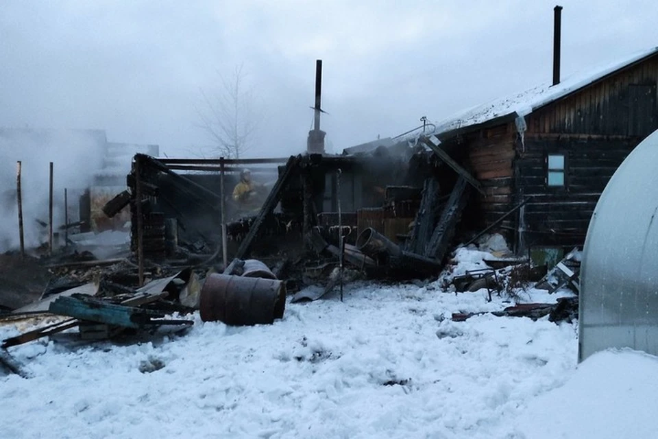 Под Красноярском огонь уничтожил дачную усадьбу. Фото: "ЧП Железногорск"