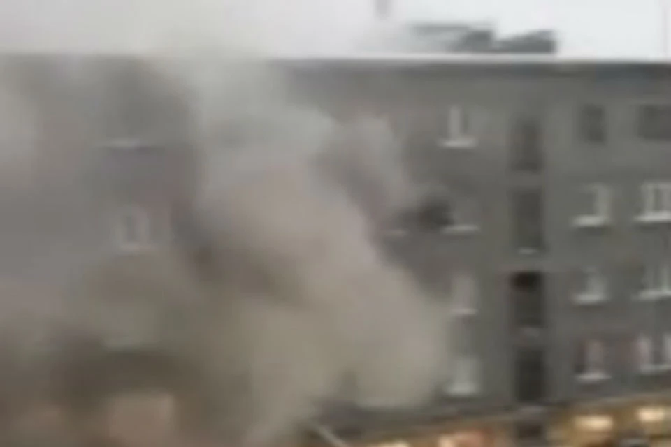В доме №24 на улице Чумбарова-Лучинского загорелась квартира. Фото: скриншот видео