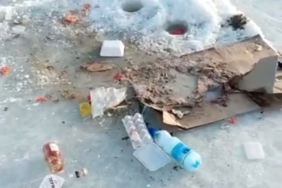 Многие рыбаки из года в год оставляют за собой на льду мусор и пустые бутылки